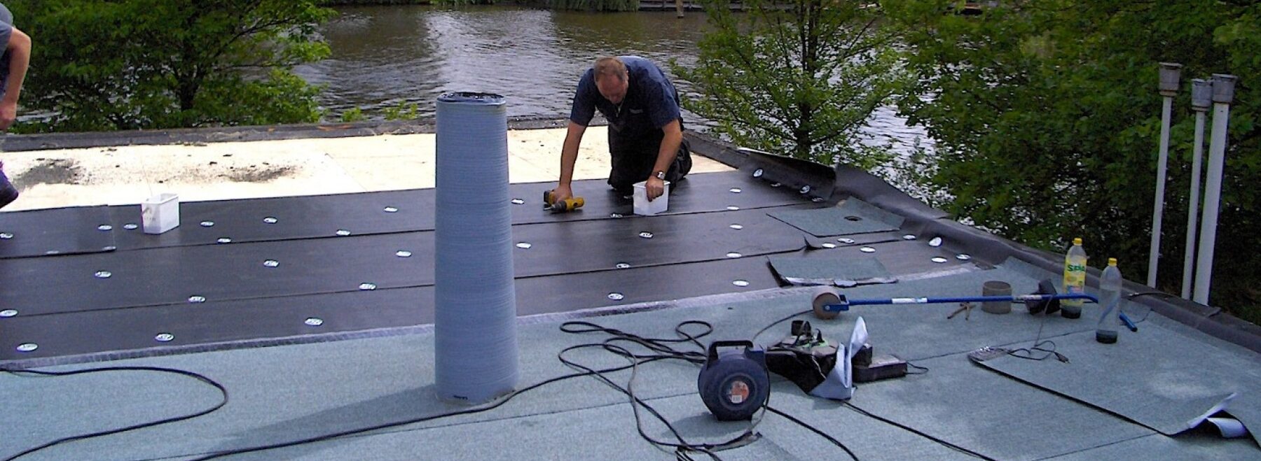 Dakdekker van Kroon en Zn. aan het werk op een plat dak