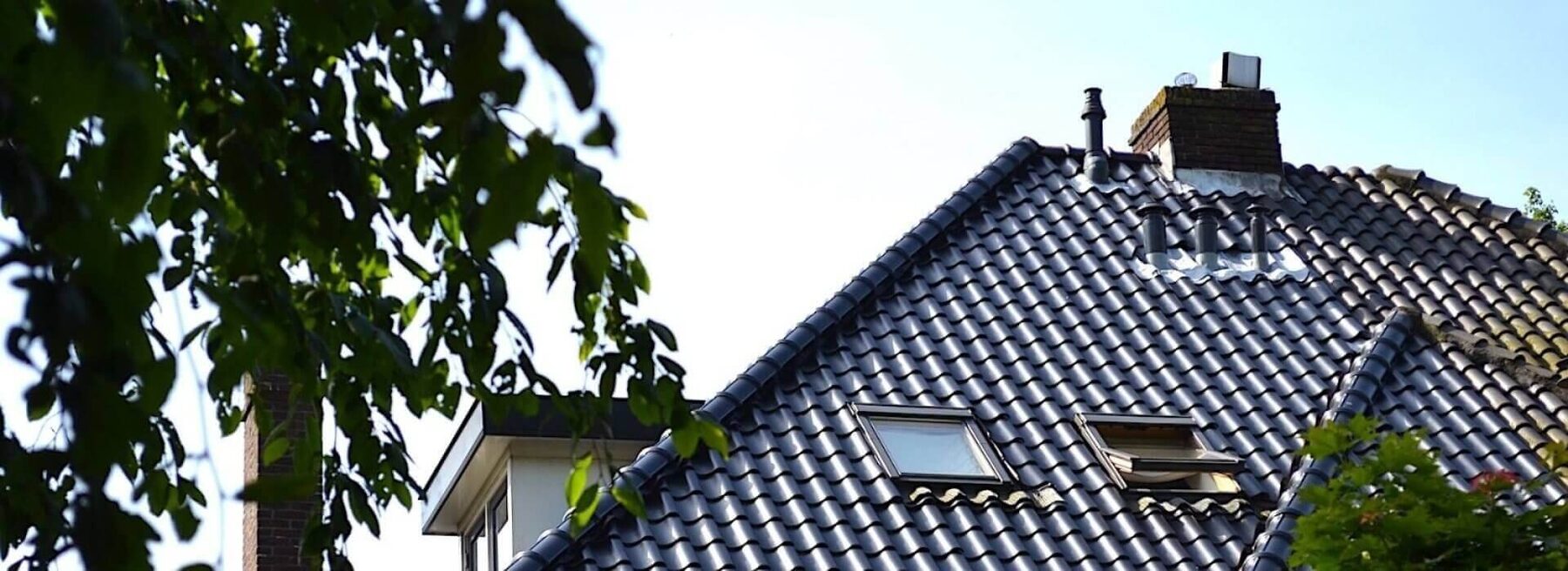 Pannendak met dakramen